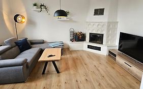 95qm Erdgeschosswohnung im Villenviertel vollausgestattet mit Kamin, Balkon und Garten - WLAN gratis
